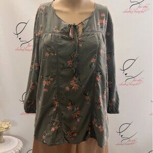 Como Blu. Size Small. Green Pink. Pullover. Lace inserts. Tie Neck Rayon B122